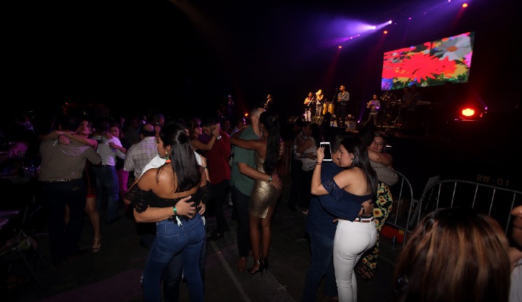 Quienes no tenían pareja la consiguieron en la pista de baile.