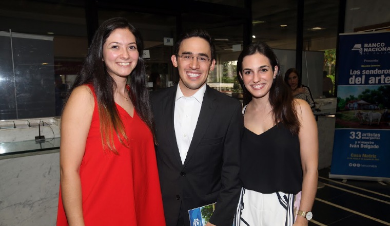 2. María Teresa Rodríguez, Allan Argüello y Cristina Oteiza.