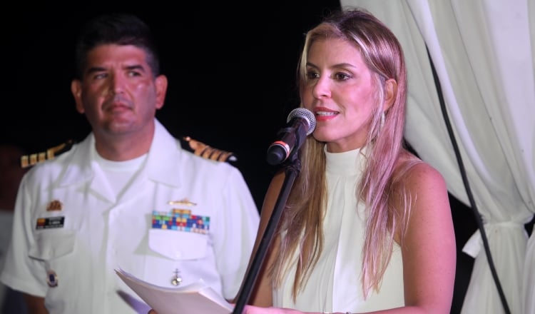 S. E. Ángela María Benedetti, embajadora de Colombia en Panamá y Hernando García Gómez, comandante general del Buque escuela ARC Gloria de la Armada colombiana. El se alegró de estar en Panamá y  festejó la hermandad y colaboración entre Panamá y Colombia. /Foto Aurelio Herrera Suira.