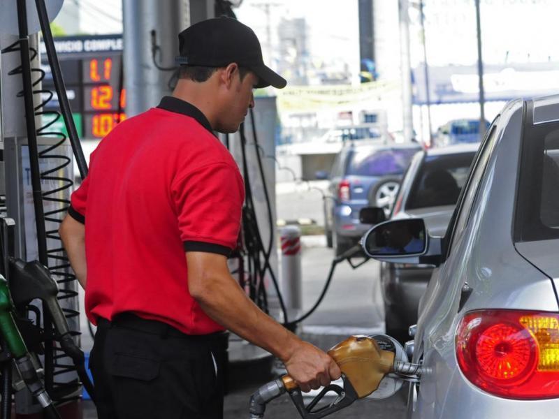 La Secretaría Nacional de Energía determinará los precios máximos de venta al público específico de cada combustible en cada localidad y lo actualizará cada 14 días calendario. Foto/Archivo