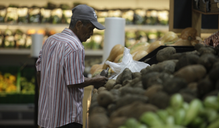 Desde que se aplicó la medida en julio de 2014, el costo de los alimentos que no son regulados se ha incrementado considerablemente. /Foto Archivo