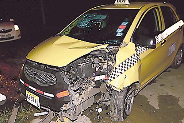 Taxista se choca con poste para que no le robaran