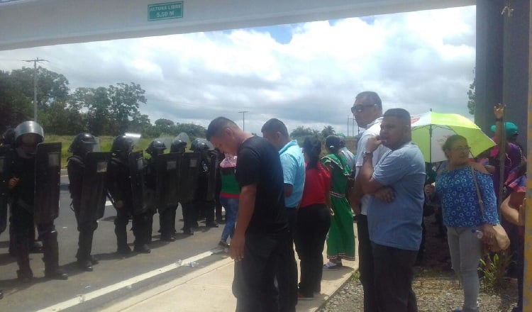 Docentes, padres de familia y moradores de Nueva Molena protestaron ayer en la Interamericana. Mayra Madrid 