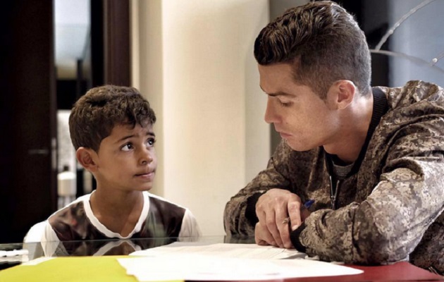 Cristiano ayuda a su hijo con las tareas. 