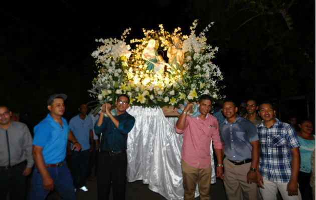 Muy concurrida y llena de tradición resultó la procesión en Santa Ana de Los Santos. Foto; Zenaida Vásquez