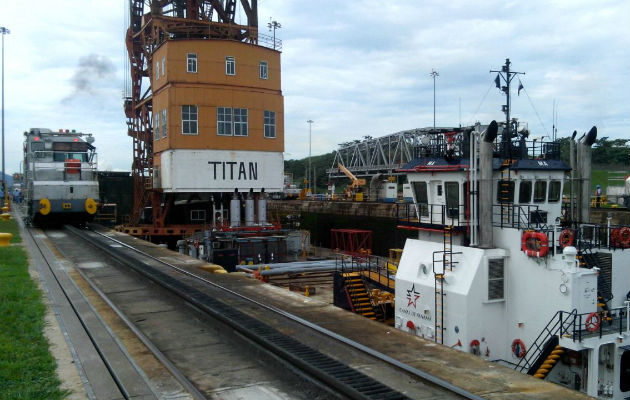 Momentos cuando la grúa Titán levanta una de las compuertas del Canal para su mantenimiento. Foto/Yessika Valdés