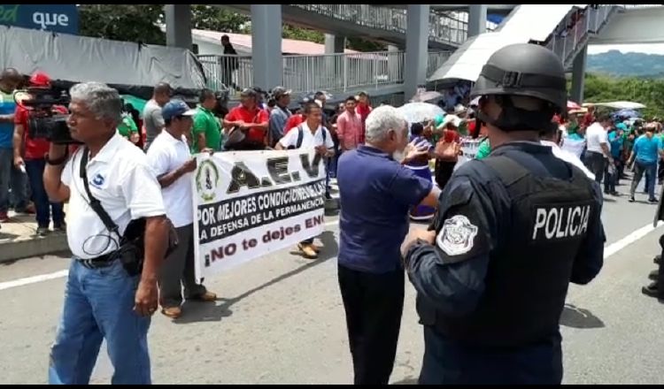 Después del mediodía,  antidisturbios de la Policía Nacional lograron que los docentes despejaran la vía. /Foto Mayra Madrid 