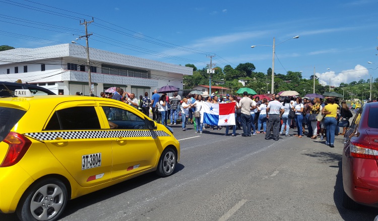 Docentes cerraron ayer la vía Transístmica frente a Cativá, Colón, en apoyo a sus colegas  de San Félix. /Foto Delfia Cortez