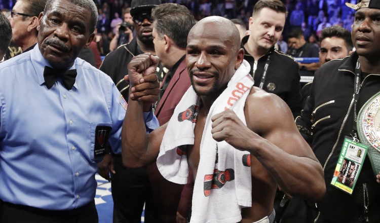 Floyd Mayweather Jr. luego de vencer a McGregor. /Foto AP