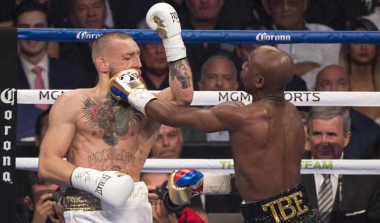 Floyd Mayweather (derecha) impacta el rostro de McGregor. /Foto EFE