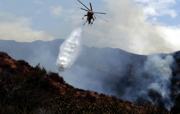 Más de 700 viviendas pertenecientes a Burbank, Glendale y Los Ángeles fueron evacuadas por el peligro de las llamas. FOTO/AP 