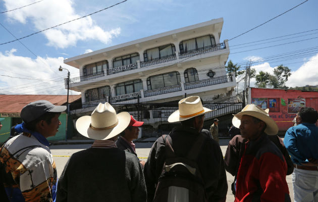 Personas observan un edificio de oficinas que se hundió durante el terremoto cerca de la frontera entre Guatemala y México. Foto:EFE  