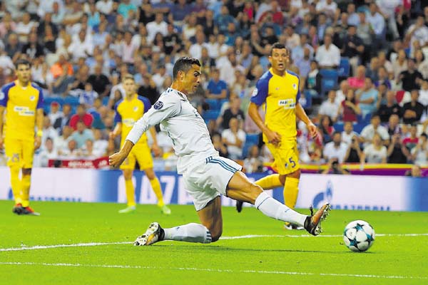 Cristiano Ronaldo le roba las espalda a la defensa del equipo de Chipre. /Foto AP