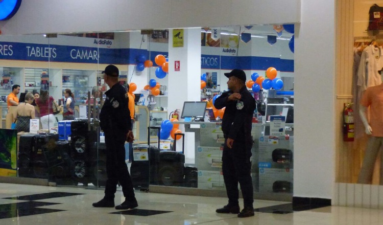 Había unidades policiales en las áreas de mayor concurrencia. /Foto Thays Domínguez 