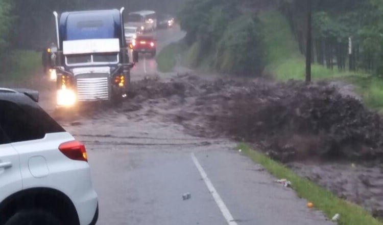 Este camión quedó atascado en la vía,  entre la fuerte corriente. /Foto Mayra Madrid 