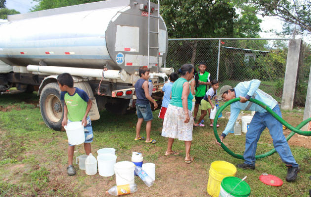 Han tendido que llevar agua en carros cisternas. Foto: José Adames