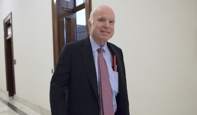 El senador republicano John McCain, le causa otro revés a Donald Trump. FOTO/AP