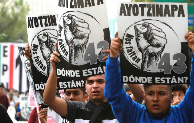 Cientos de personas protestaron durante la marcha del tercer aniversario de la desaparición de jóvenes estudiantes. FOTO/EFE