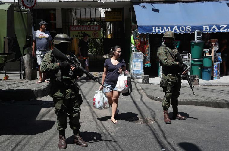 Hubo mil militares en la favela. EFE