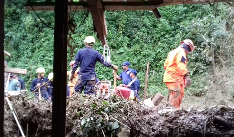 El primer​ cuerpo encontrado por los socorristas se hallaba enterrado bajo hojas de zinc y lodo. /Foto Mayra Madrid 