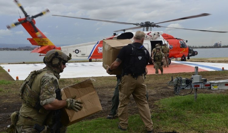 Guardacostas de EE.UU. cargan un helicóptero con comida y agua para Puerto Rico. /Foto EFE 