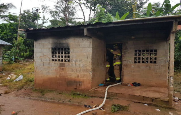 Familia se salvó pero casi pierde todo en el incendio. Foto: Víctor Rodríguez