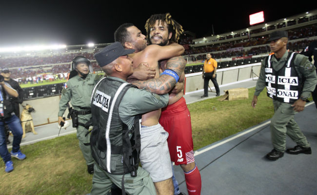 El fanático abraza a Román Torres, el policía también celebra. Foto: Anayansi Gamez