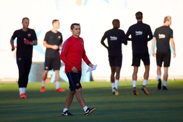 Ernesto Valverde durante un entrenamiento del Barcelona. Foto EFE