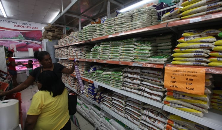 Panameños sienten que el salario cada vez les alcanza menos, debido al alto costo de los alimentos que no están regulados. /Foto Archivo