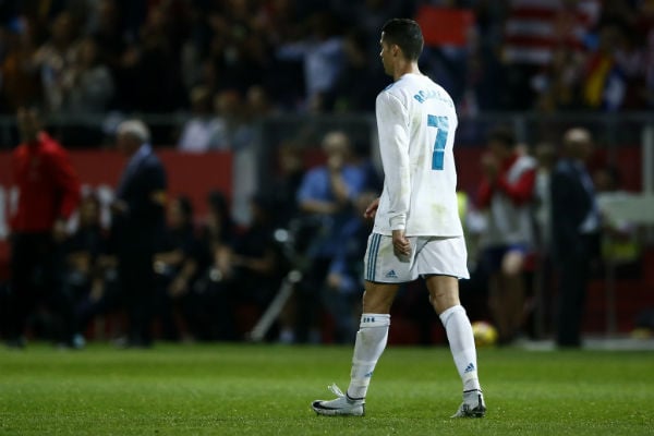 Cristiano Ronaldo camina por el campo, luego de la derrota ante Girona. Foto:AP