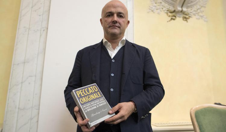 El periodista italiano Gianluigi Nuzzi en la presentación de su  libro 