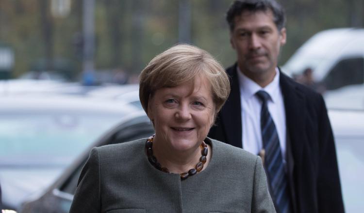 La canciller alemana, Ángela Merkel, llega al Bundestag para asistir a una nueva jornada de negociaciones para formar una coalición. EFE