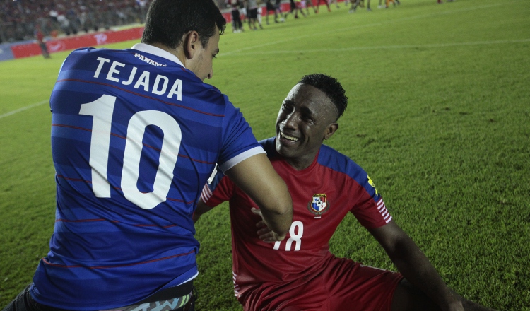 El delantero de la Roja, Luis Tejada (dcha.), llora mientras es felicitado por uno de sus fieles fanáticos, el 10 de octubre de 2017. Anayansi Gamez