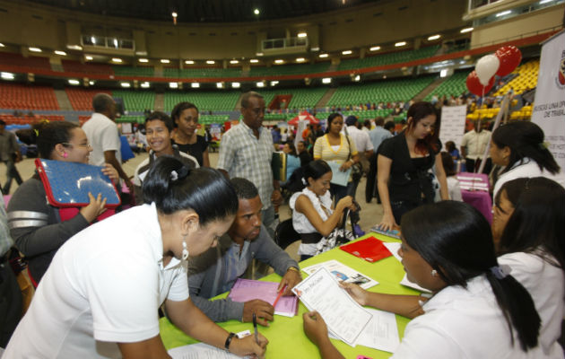 Los panameños acuden a las constantes feria de empleo que realiza el Mitradel. Foto/Archvio