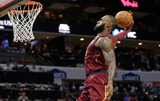 LeBron James en el partido contra Charlotte Hornets. Foto AP