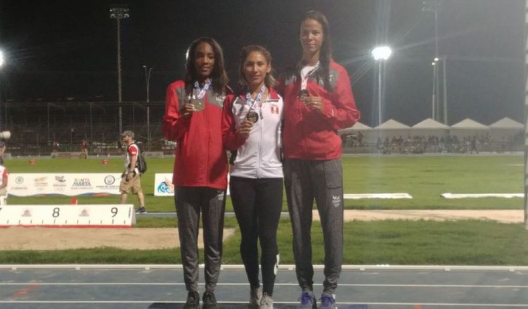 Las atletas panameñas Rolanda Bell (izq) y Andrea Ferris (derecha) con la peruanaZulema Arena. Cortesía