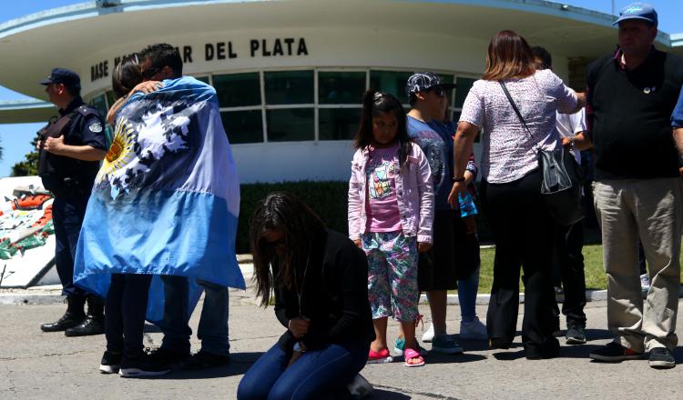 Vecinos de Mar del Plata llegan a la base para solidarizarse con los familiares de los tripulantes. /Foto EFE