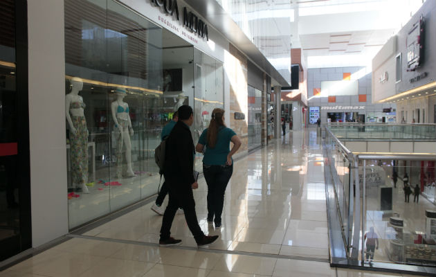 Funcionarios de la Acodeco realizan un recorrido por el centro comercial Multiplaza. Foto/Víctor Arosemena