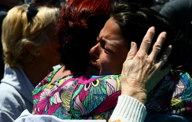 Familiares de los tripulantes se abrazan y se consuelan ante la posible pérdida de sus seres queridos. FOTO/EFE