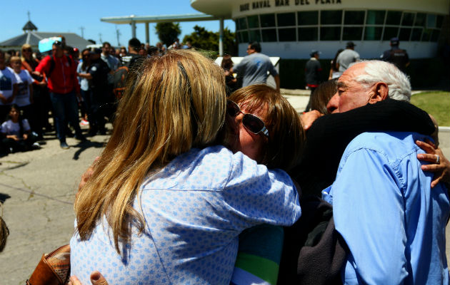 Familiares de los tripulantes. Foto: EFE 