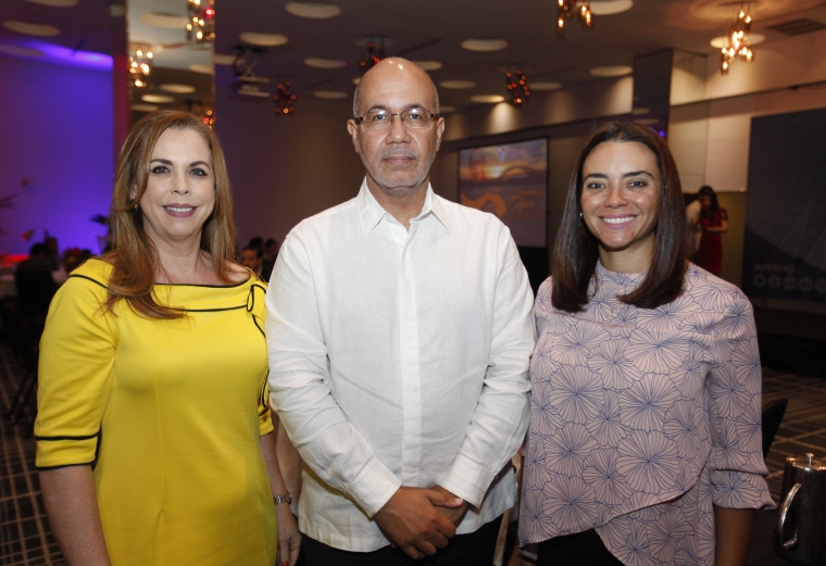 5. Elisa Suárez, Leroy Sheffer y Carolina Troncoso. 