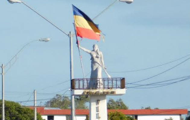 Estatua de Rufina Alfaro en La Villa. Foto: Archivo.