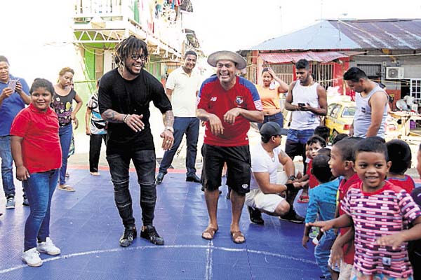 Román no dudó en bailar el “Tic Toc”.