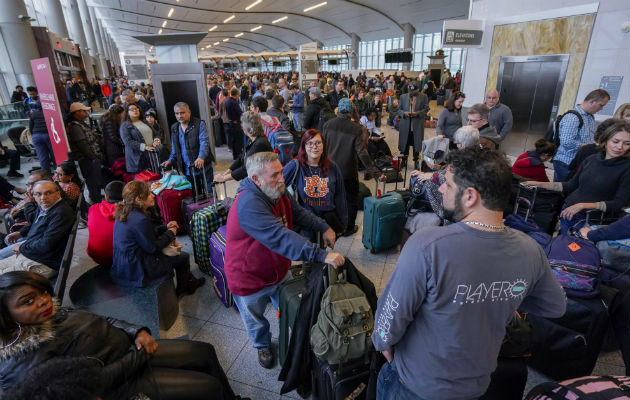 Miles de personas quedan varadas en el Aeropuerto Internacional Hartsfield-Jackson Atlanta, en Georgia. FOTO/AP