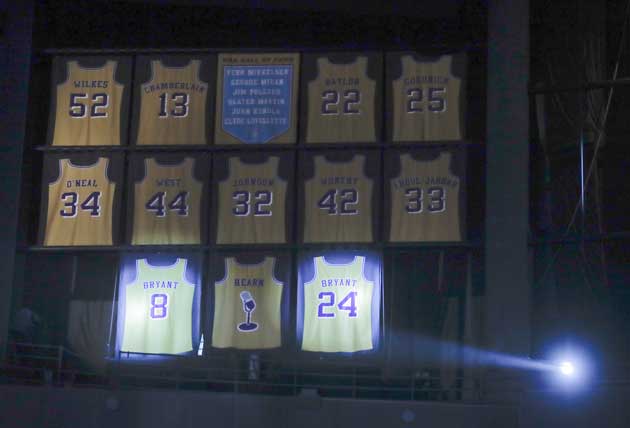 Los números de Kobe Bryant cuelgan en el Staples Cente. Foto AP