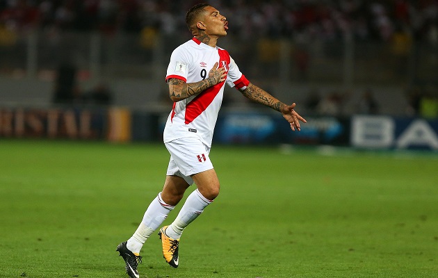 Paolo Guerrero anotó el gol que metió a Perú en la repesca. Foto EFE