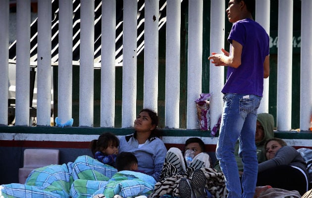 Migrantes mexicanos y centroamericanos espera de recibir acceso humanitario del gobierno de EE.UU. FOTO/EFE