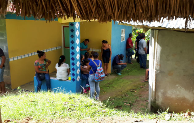 Familiares y vecinos consternados. Foto: Elena Valdez.