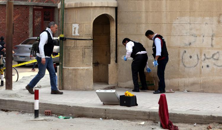 Miembros de las Fuerzas de Seguridad buscan pruebas en los alrededores de la iglesia Mar Mina. EFE