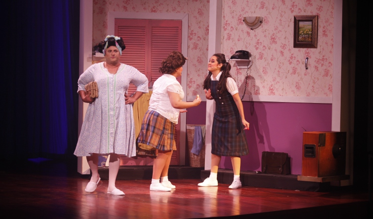 Aarón Zebede como Edna Turnblad, la madre de Tracy. Una mujer 